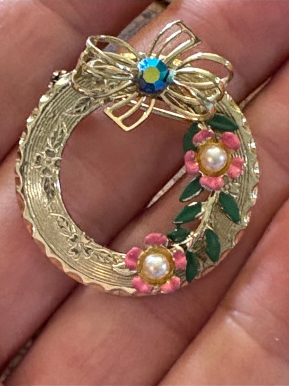 Vintage Beautiful Gold-Tone Floral Wreath Brooch with Pink Enamel